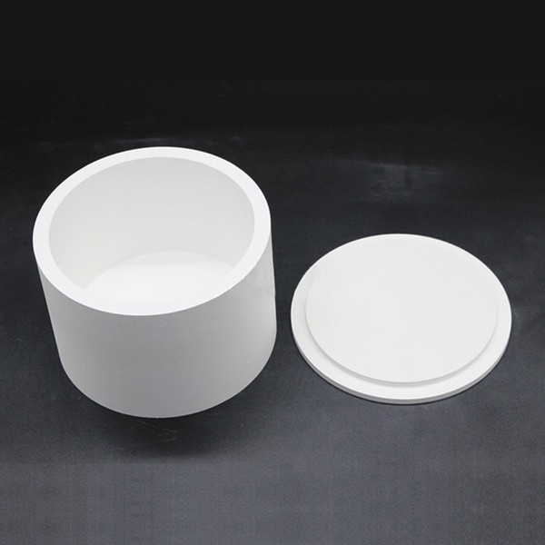 Boron nitride crucible with lid